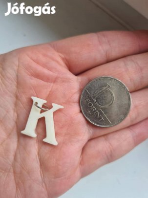 K betűs csontból készült medál, függő