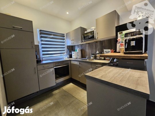 Kadafalvi fiatal sorház, garázzsal, beállóval bútorozva eladó!