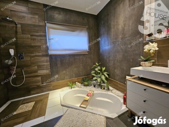 Kadafalvi fiatal sorház, garázzsal, beállóval bútorozva eladó!