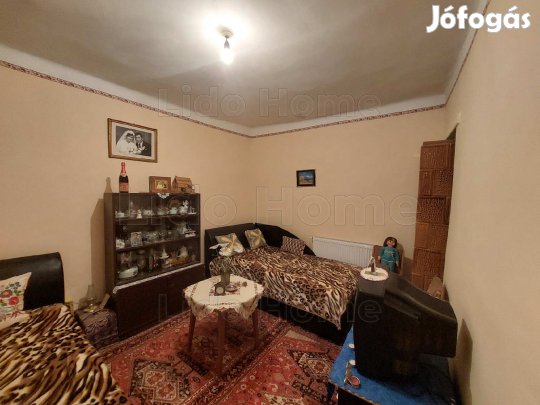 Kadarkúti nappali + 2 szobás családi ház eladó