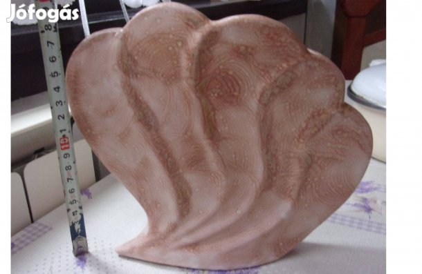 Kagyló Váza dísztárgy Újpest központ közelében a tetején van egy hajsz