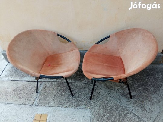 Kagyló alakú fém fotel hasított bőrrel