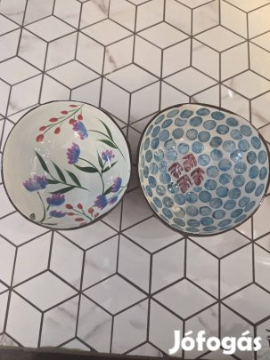 Kagylóból kirakott kókusz tálak