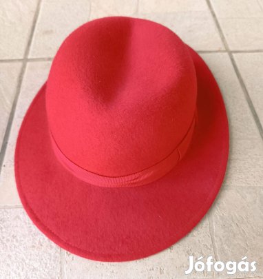 Kalap piros színben 54-es