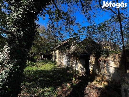 Káli-medence, Kékkút lakóövezeti telek terméskő házzal