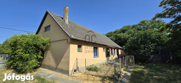 Kalocsa-Kiskecskemégyen padlófűtéses családiház eladó.