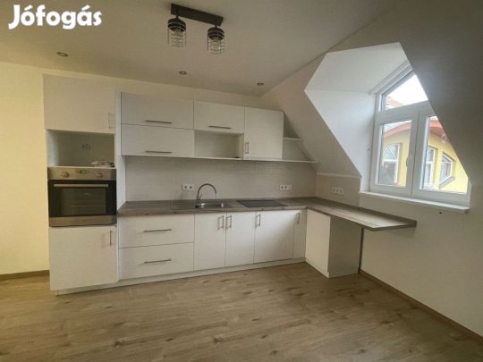 Kalocsa belvárosában újszerű lakás eladó!