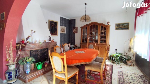 Kalocsa kertvárosában tetőtér beépítéses családi ház garázzsal eladó!