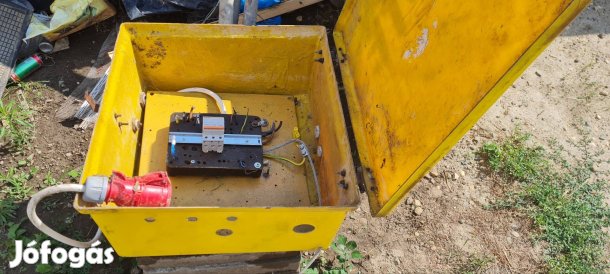 Kalocsa szekrény (380V lengődugalj, 3x16A kismegszakító, földelés) 