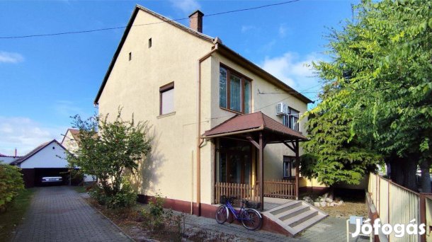 Kalocsa szívében kétszintes családi ház eladó!