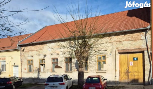 Kalocsai eladó tégla társasházi lakás