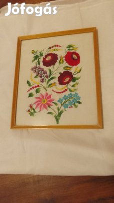 Kalocsai hímzés keretezve