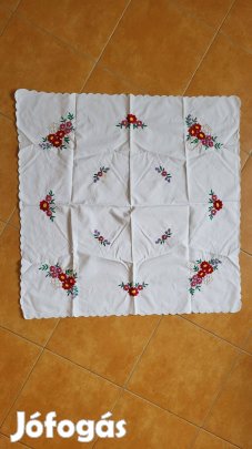 Kalocsai mintás hímzett terítő Etyek