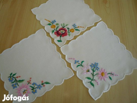 Kalocsai mintával hímzett terítő fehér szegéllyel 3db, 18x18cm