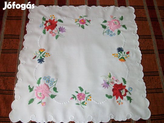 Kalocsai virágokkal kézzel hímzett terítő