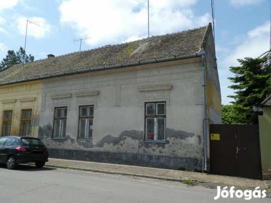 Kalocsán a Híd utcában családi ház különálló lakható udvari kis