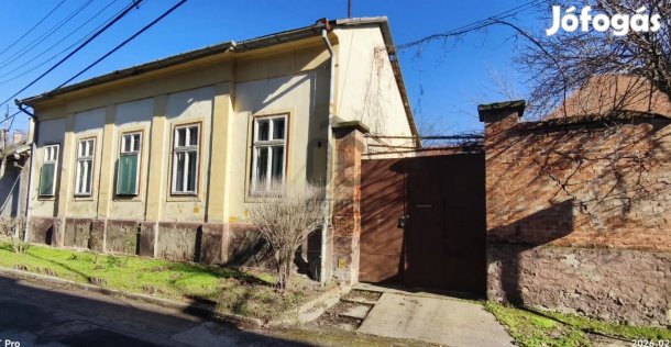 Kalocsán központi elhelyezkedésű családi ház eladó!