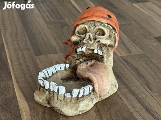 Kalóz koponya kerámia hamutál dísz