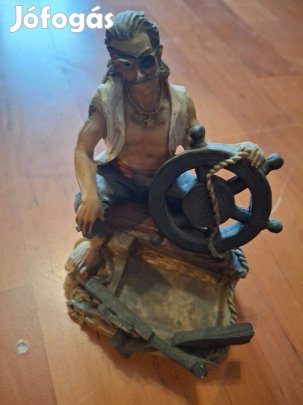 Kalóz telefontartó szobor