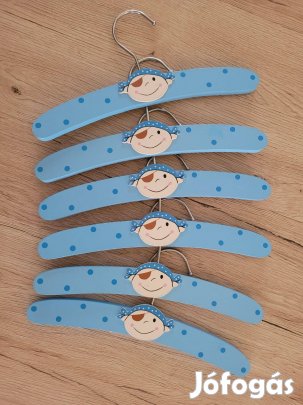 Kalózos baba vállfa, gyerek ruhaakasztó