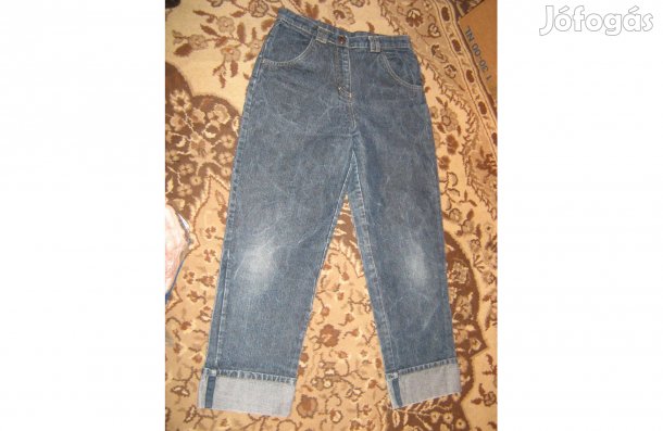 Kamaszlány koptatott farmer