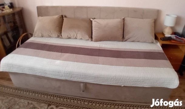 Kanapé ágyneműtartóval