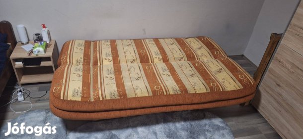 Kanapé ágyneműtartóval és 2 szánkótalpas fotellel