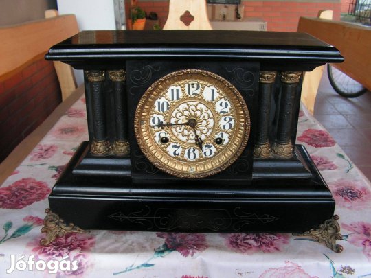 Kandalló óra Lakkfekete rézveretes tok francia ütős szerkezettel