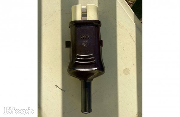 Kapcsolós földelt porcelán csatlakozó 230V