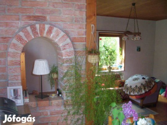 Kápolnásnyéken, családi ház nagy telekkel eladó