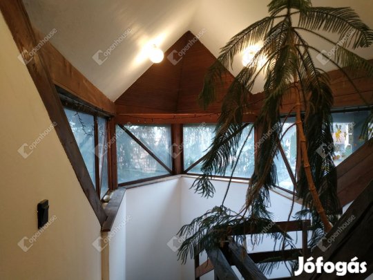 Kaposvár-Tisztviselőtelepen családi ház eladó.