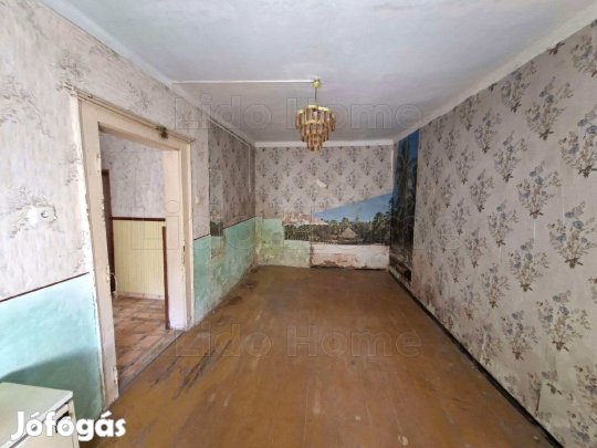 Kaposvár belvárosi felújítandó garzonlakás eladó