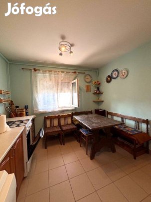 Kaposvár központjában eladó harmadik emeleti lakás