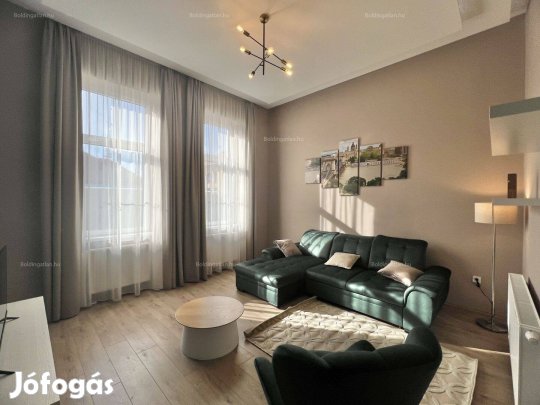 Kaposváron A Belvárosban Igényes 1. Emeleti Lakás Kiadó