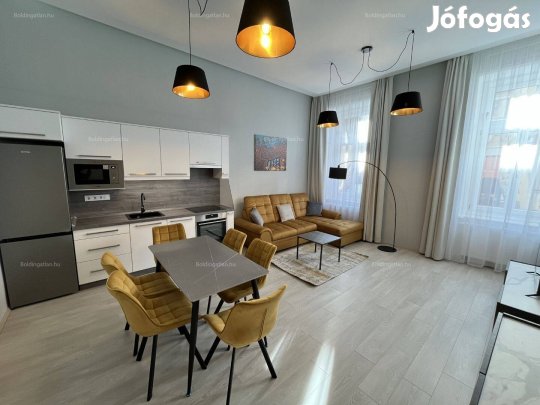 Kaposváron A Belvárosban Újszerű Állapotú Földszinti Lakás Kiadó