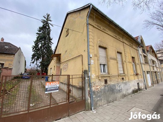 Kaposváron A Kórház Közelében Felújítandó Házrész Eladó