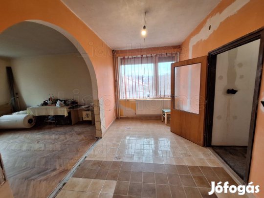 Kaposváron, panorámás kilátással 3 szintes családi ház eladó!