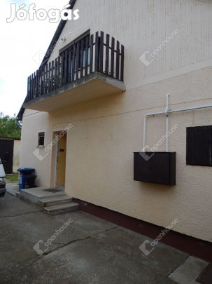 Kaposváron cirkós központi fűtéses családi ház eladó.