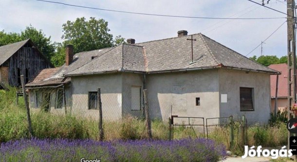 Kaposvártól kb. 15 km-re Szilvásszentmártonban 2 szobás családi ház me