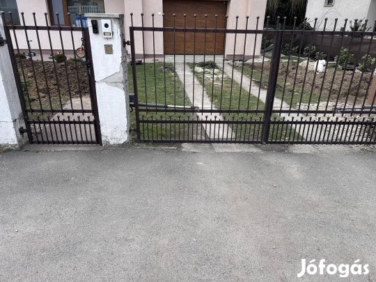 Kapu nyíló motorral kiskapuval