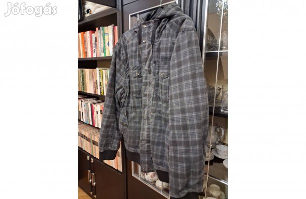 Kapucnis, sok zsebes férfi dzsekit vásárolnál?