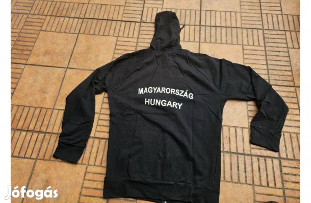 Kapucnis hímzett címeres magyar válogatott pulóver L új