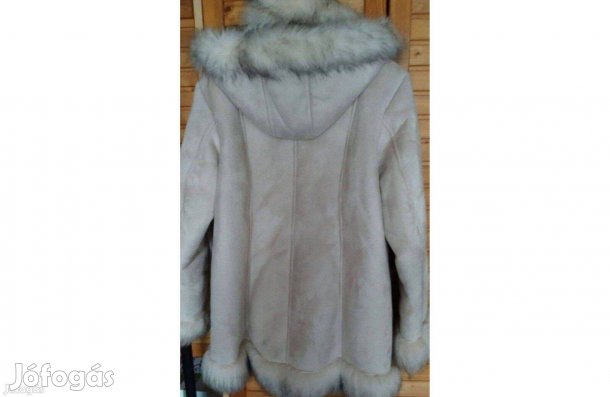 Kapucnis műbőr irha bunda