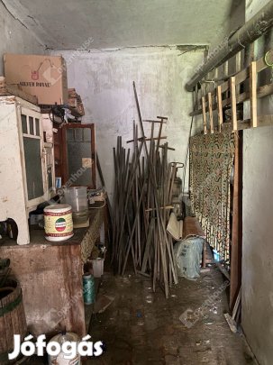 Kapuváron 1990. előtt épült nagy méretű családi ház eladó!