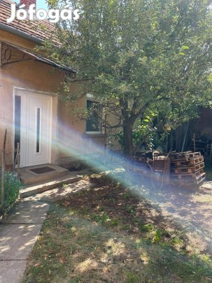 Kapuváron Családiház üzlet helyiséggel eladó !