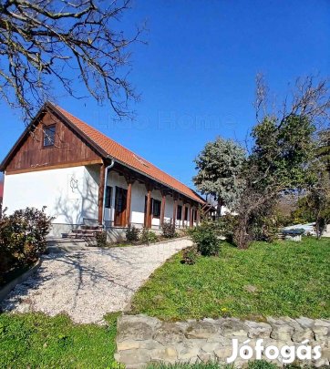 Karakter és jövőbeni lehetőség egy ingatlanban Balatonfőkajáron!