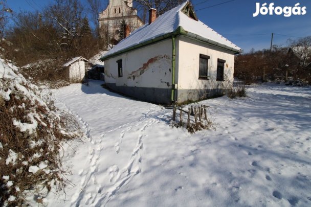 Karancsalján, zsákutcában, felújítás alatt álló ház.