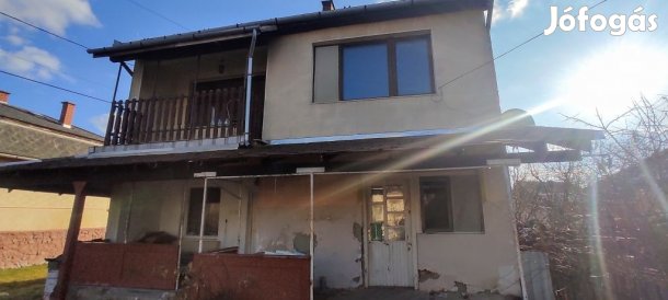 Karancsságon 2 szintes ház eladó, nagy telekekkel.