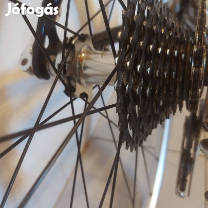 Karbon országúti kerékpár