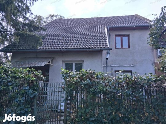 Karcagon 2 szintes felújítandó családi ház eladó
